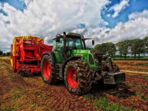 zelený zemědělský traktor